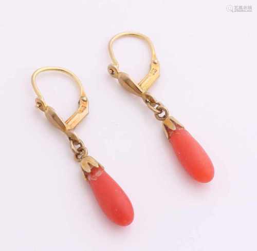 Brisures, 333/000, with a teardrop-shaped red coral. length 31 mm. about 1.3 gram. In good