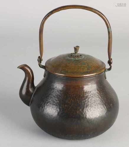 Chinese antique copper teapot beaten with rosette. Circa 1900. Size: 12 x 13 x 11.5 cm dia. In