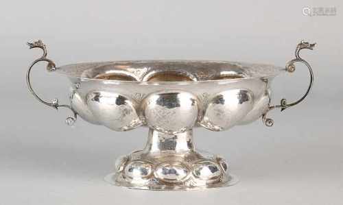 Silver brandewijnkom, 833/000, with lobes and hammer blow, arranged on an oval base. Equipped
