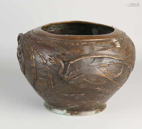 19th Century Japanese / Chinese flowerpot with cranes and bottom mark. Size: 18 x 26 cm. In good