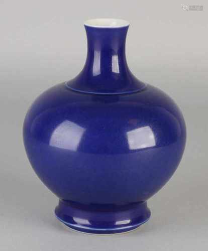 Chinese porcelain bolvaas with blue glaze. Bottom Brand. Dimensions: H 17 x Ø 13 cm. In good