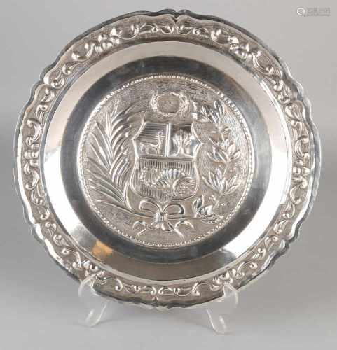 Silver scale, 925/000, with family crest. Round bowl with molded rim with floral operation. In the