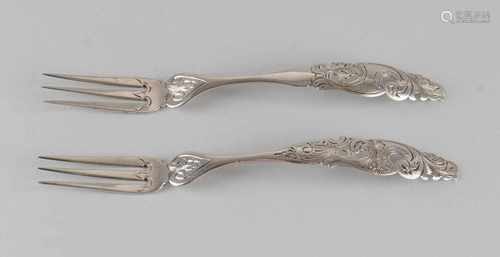 Two 835/000 silver three-pronged forks, with a length of 17 cm. With fine engraved openwork steal.