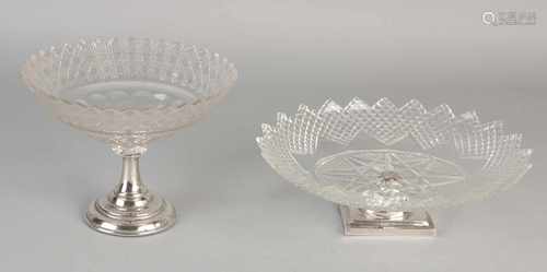 Two crystal bonbonniere silver, 833/000. oval dish with ruitslijpsel and toothed rim placed on a