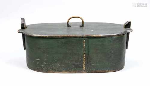 Large 19th century wooden spoon lid box with hand grip and original polychrome. Size: 27 x 53 x 25