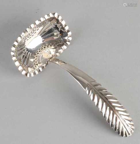 835/000 Silver sprinkle spoon with a length of 15 cm. With scalloped and pierced bucket and