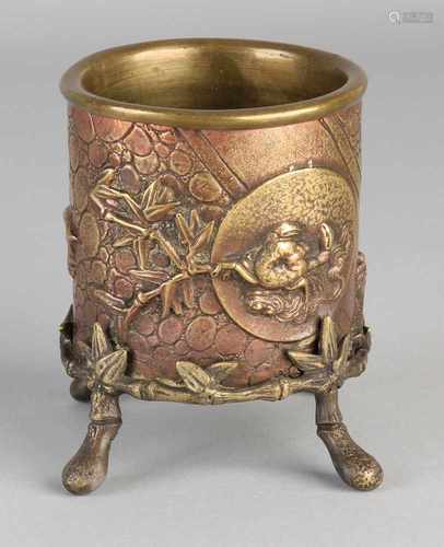 Antique Japanese bronze penselenpot brass with removable liner. Decor with blossoms, crab and