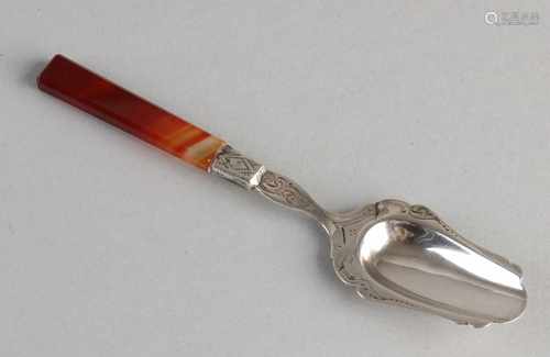 835/000 silver sugar spoon with engraved vleugelbak and steel handle with streepagaten. Mr. L.