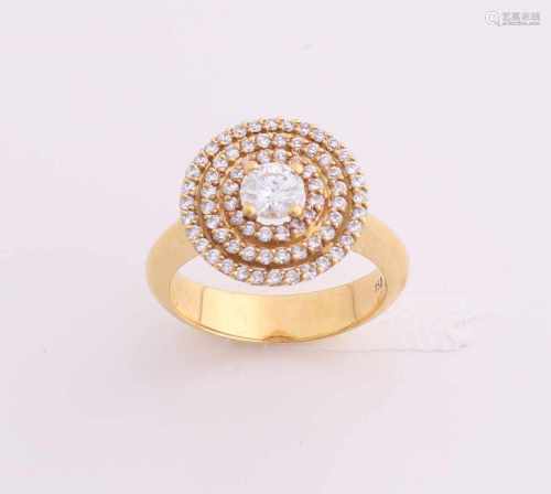 Elegant yellow gold ring, 750/000, with diamond. Ring with big tight rosette, ø 14,5mm, in the