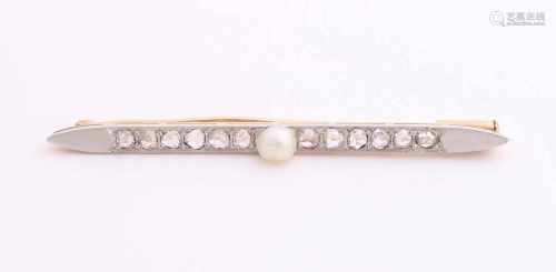 Yellow gold bar brooch, 750/000, with pearl and diamonds. Rod Broche, provided with a rhodium, set