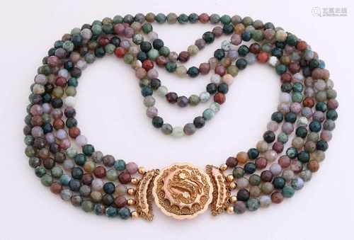 Collier of faceted agate beads, diameter 6mm, with 5 rows attached to a round yellow gold closure