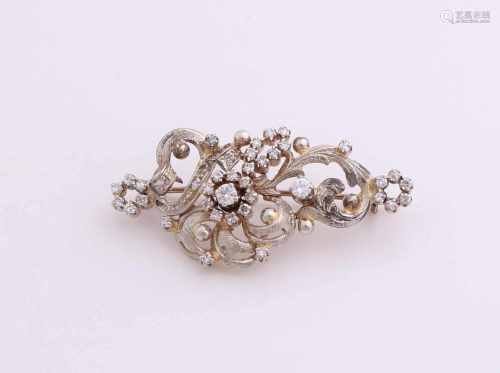 White gold brooch, 585/000 with diamond. Ornate brooch with curls and flowers set with brilliant cut