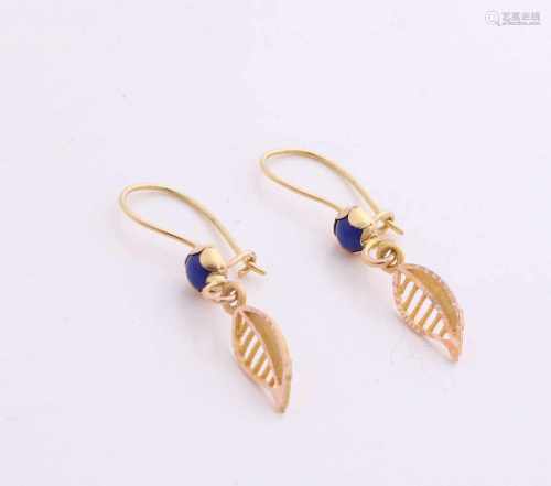 Yellow gold earrings, 585/000, with blue stone. Brisures with a blue circular stone with it a leaf-