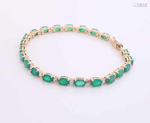 Yellow gold bracelet, 585/000, with emerald and zirconia. Bracelet set with 22 oval faceted