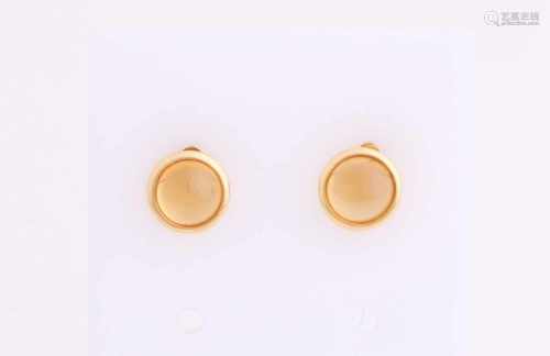 Yellow gold earrings, 750/000, with citrine. Gold earrings with a round zetkast set with a cabouchon