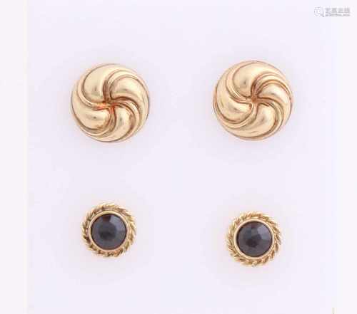 Two pairs of yellow gold earrings, 585/000, a pair of round ear buds, ø 9mm, with curled