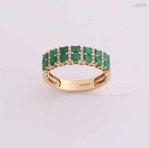 Yellow gold ring, 750/000, with emerald, and diamond. A double diamond row ring with two bands