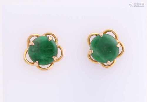 Yellow gold earrings, 750/000, in flower shape set with a round flat ground jade stone, ø 7 mm. ø