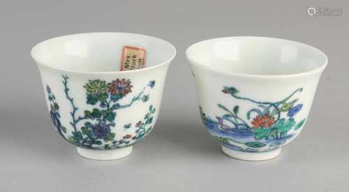 Two Chinese porcelain cups with lyrics / garden / decor ducks. Bottom Brand. Size: 5 x ø 6,5 cm. / Ø