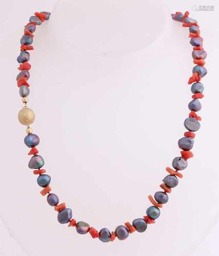 Necklace of coral and black pearls with yellow gold lock, 585/000. Collier with fresh water