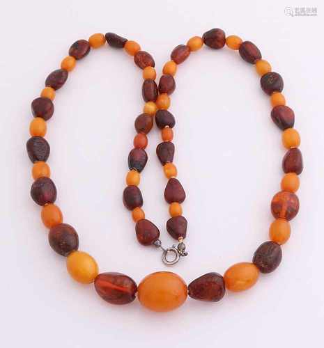 Collier oval amber, dark and light, extending in size 6x7 / 15x20mm, equipped with a silver clasp.