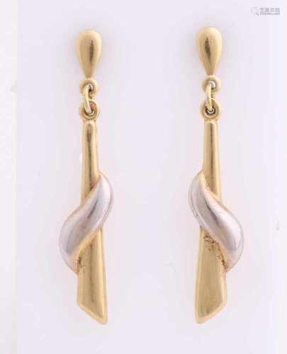 Yellow gold earrings, 585/000, having elongated hangers with white gold element. Length 38 mm. ca