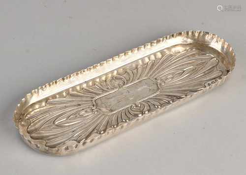 Oval silver pen tray, 925/000, with scalloped rim. At the bottom decorated with curls and a