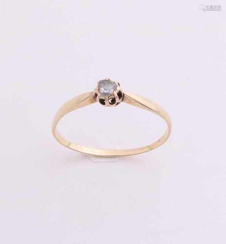 Yellow gold ring, 585/000, with diamond. Solitaire ring with a zetkast features a rose cut diamonds,