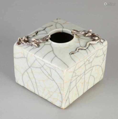 Round Chinese porcelain vase with salamanders and crackle celadon glaze. Size: 10 x 11.5 x 11.5