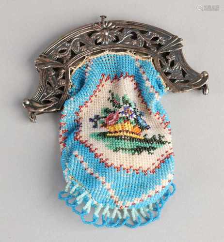 Beaded Purse with silver bracket 833/000. Around gecontourneerd model with floral fretwork. MT .: