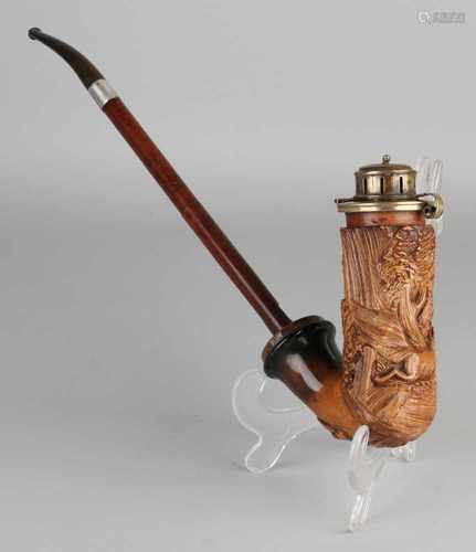 Large antique South German pipe with plated cover. Presentation of wolf at home. Size: L 36 cm. In