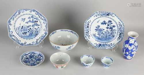 Eight parts of Chinese porcelain. Divers. Consisting of: 2x Octagonal Queng Lung signs, 1x large