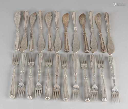 Silver viscouvert, 12 persons, 833/000, with knives and forks 12 is provided with a handle on a