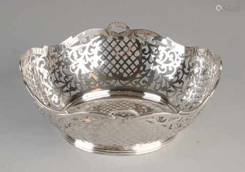 Silver basket, 835/000, oval sawed model with molded decor edge and grid interspersed with curls.