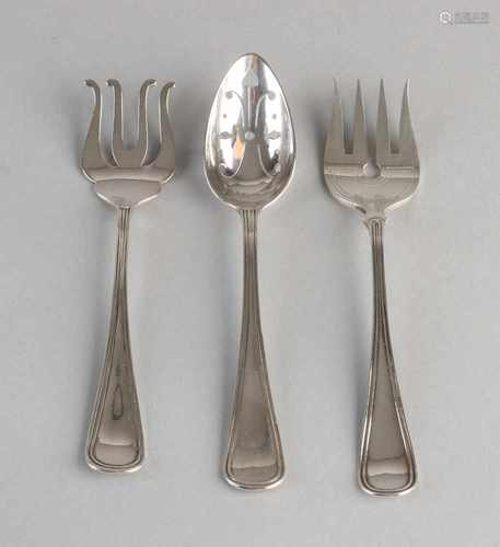 Lot with three silver cutlery, 835/000, with a spoon acid and 2 visvorkje with fillet edge. MT. J.