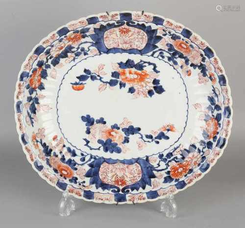 Large 19th century Japanese Imari porcelain dish with floral and gold decor. Size: ø 39 cm. In