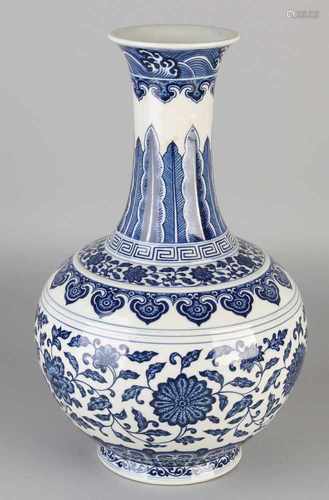 Large Chinese porcelain blue and white vase with floral decoration. Bottom Brand. Dimensions: H 37 x