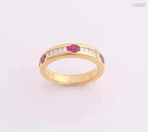 Yellow gold ring, 750/000, with diamond and ruby. Solid spherical ring with a channel setting set