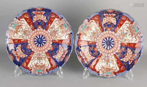 Two beautiful large 19th century Imari porcelain decorative dishes. Gecontourneerd. With butterfly /