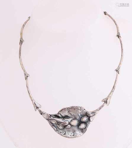 Fine silver choker, 925/000, with opal. Choker with organic design, in the center occupied by 3