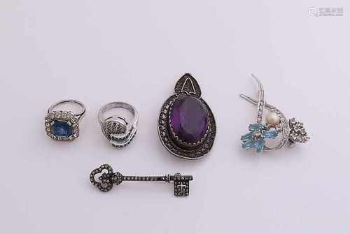 Lot silver jewelry with a brooch with pearl and blue stone, a large pendant with filigree and a