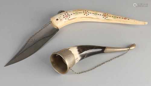 Old hunting jackknife + leg + horns with engravings cup with frame. Circa 1900. Size: L 22-27 cm. In