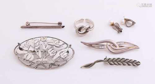 Lot silver jewelry, with 4 brooches, a ring and a pair of ear clips. Various levels. a total of