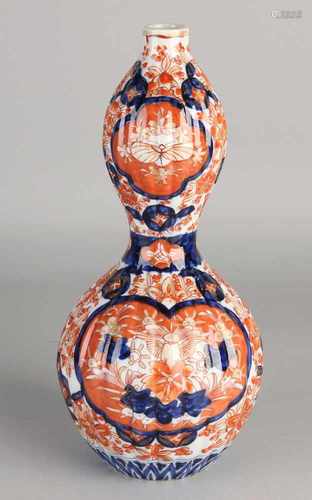 Large 19th century Imari porcelain vase with floral bump / gold decor. Dimensions: H 31 x Ø 14 cm.