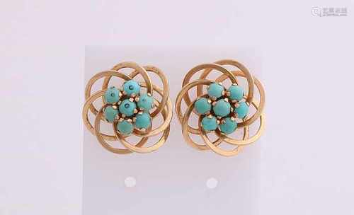 Generous golden earrings, 585/000, with a rosette of turquoise stones. ø 18 mm ear bud.