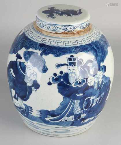 Large antique Chinese porcelain ginger jar with Chinese deities decor. Size: ø 25 x 20 cm. In good