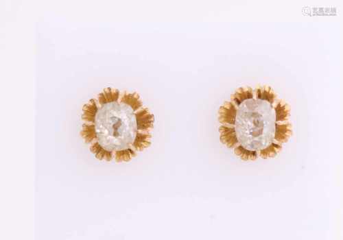 Yellow gold earrings, 585/000, with diamond. Gold solitaire earrings with a spiegelchaton set with