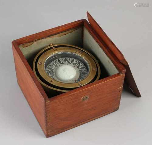 Pre-war English brass compass in mahogany case. Newman Field Ltd. Birmingham. Size: 15 x 20 x 20 cm.