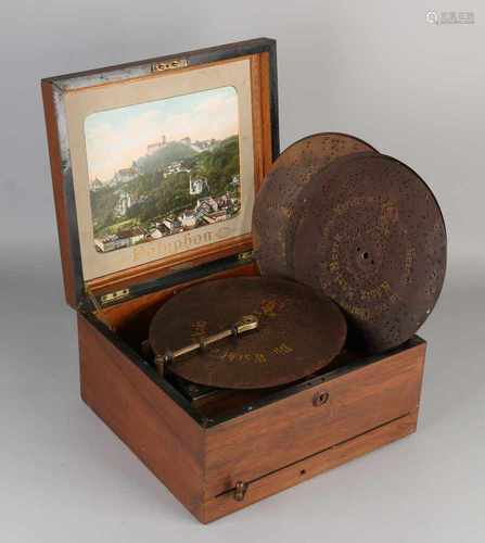 Antique German Polyphon walnut music box with six records. Circa 1900. Opdraaiveer stuck. not tested