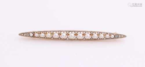 Yellow gold bar brooch, 585/000, with pearls, graded in size, along the edges of the brooch
